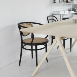 210 R Bugholz-Armlehnstuhl mit Rohrgeflecht