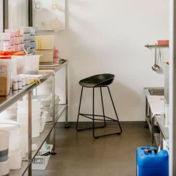 About a Stool AAS 38 2.0 Barhocker niedrig Gestell schwarz