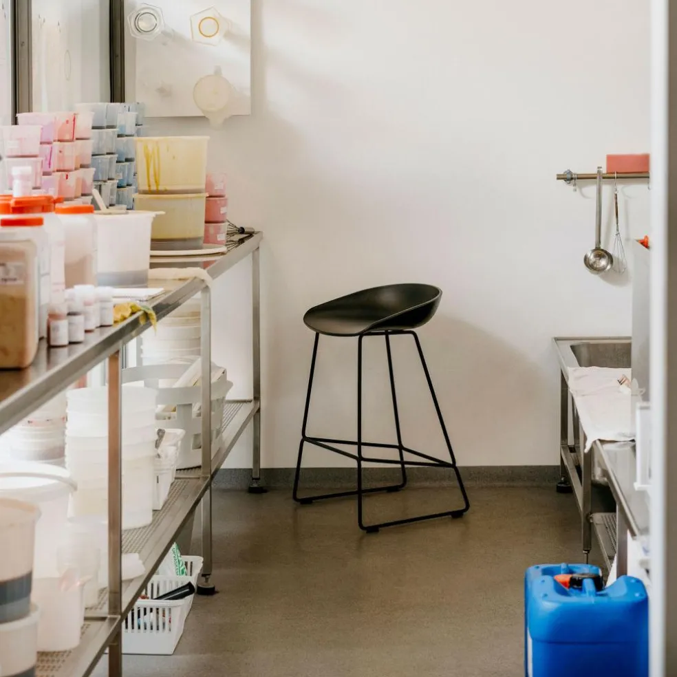 About a Stool AAS 38 2.0 Barhocker niedrig Gestell schwarz