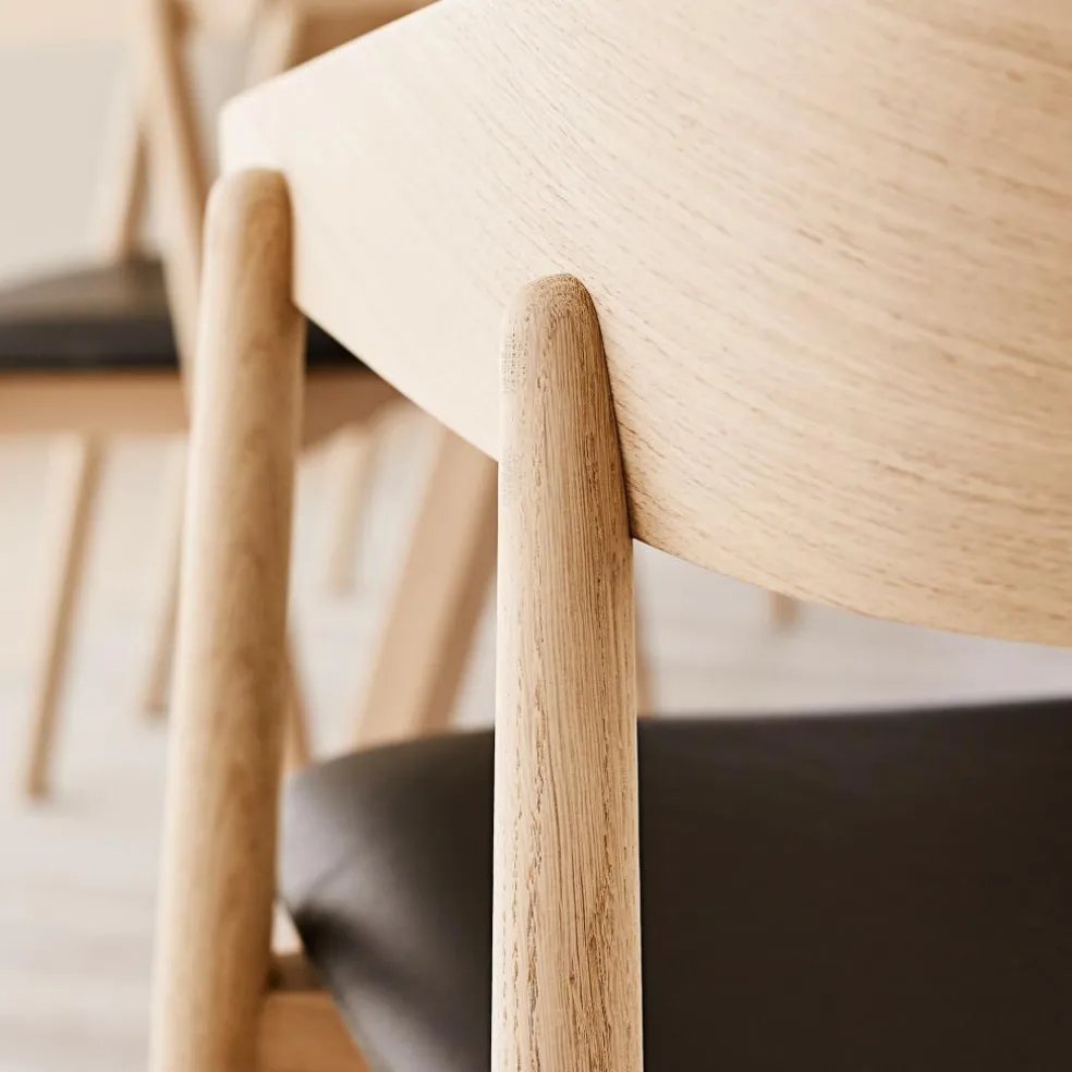 AC2 Armlehnstuhl Leder Gestell Eiche