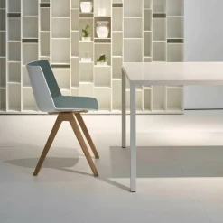 Aïku Stuhl mit Beinen aus Eiche