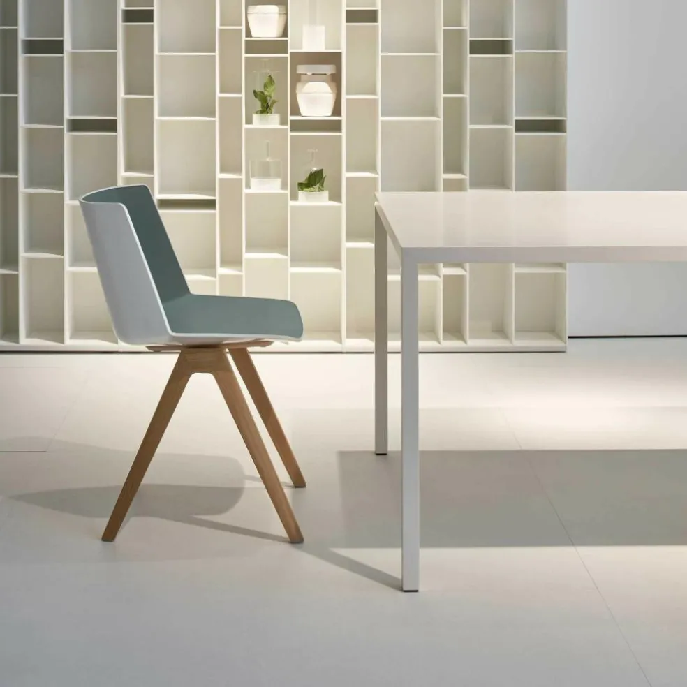 Aïku Stuhl mit Beinen aus Eiche