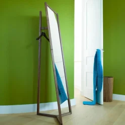 Club Garderobe mit Spiegel