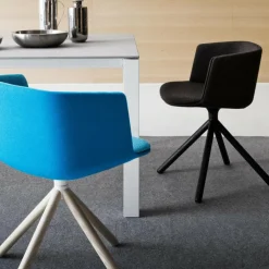 Cut S148 Armlehnstuhl Gestell schwarz gepolstert