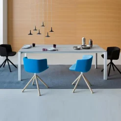 Cut S148 Armlehnstuhl Gestell schwarz gepolstert