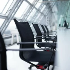 D1 Bürostuhl mit Armlehnen 4-beinig