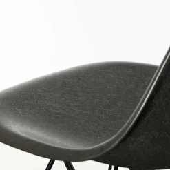 Eames Fiberglass Side Chair DSR schwarz
