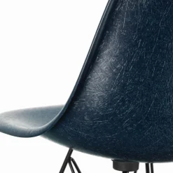 Eames Fiberglass Side Chair DSR schwarz