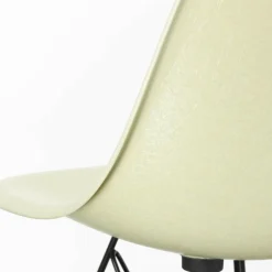 Eames Fiberglass Side Chair DSR schwarz