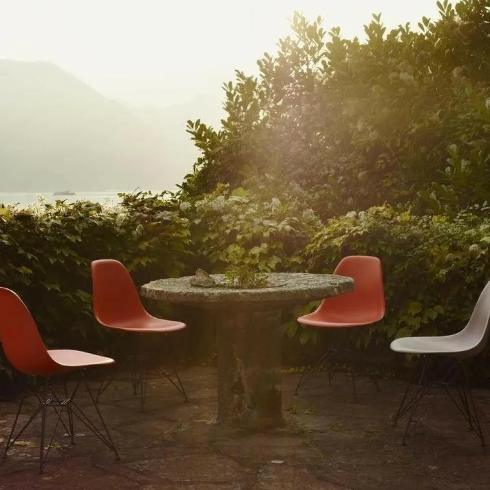 Eames Plastic Side Chair DSR Gestell schwarz