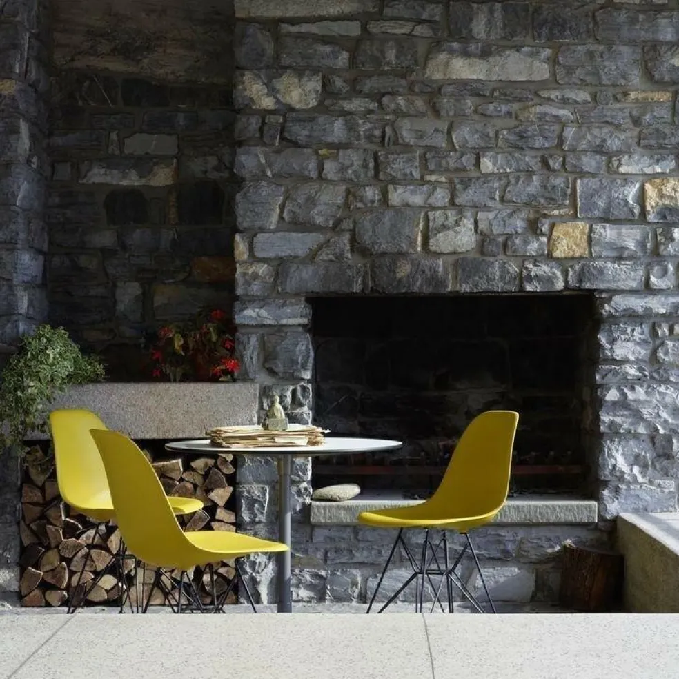 Eames Plastic Side Chair DSR Gestell schwarz