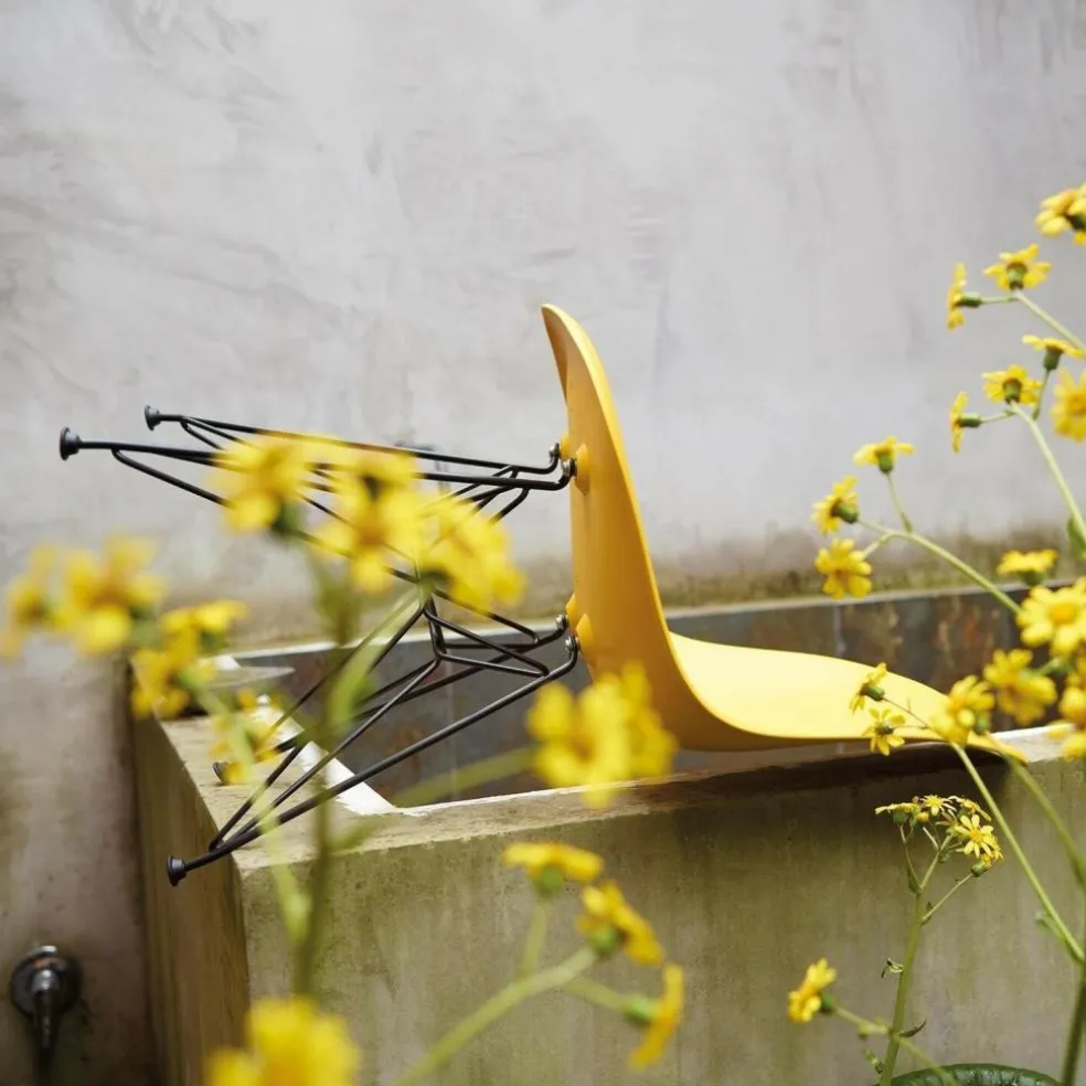 Eames Plastic Side Chair DSR Gestell schwarz