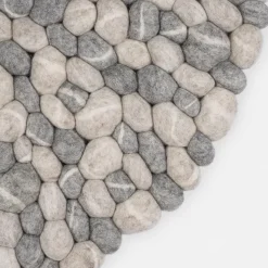 Ernie Filzkugelteppich