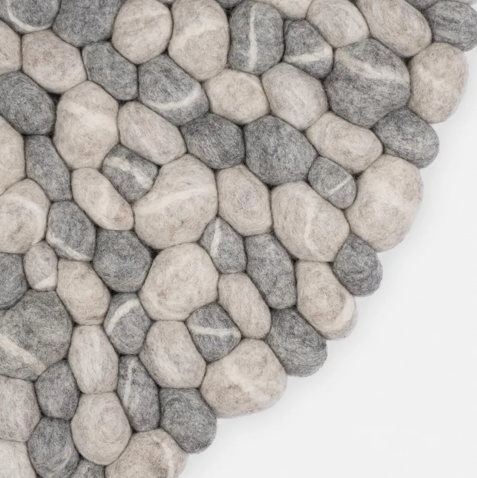 Ernie Filzkugelteppich