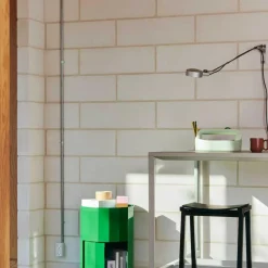 Facet Container hoch mit Füßen und Rollen