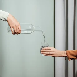 Glaskaraffe mit Holzstopfen