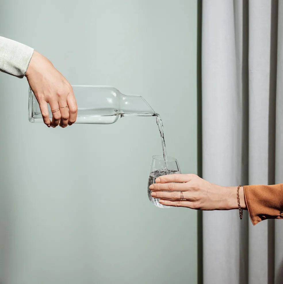 Glaskaraffe mit Holzstopfen