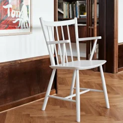 J42 Armlehnstuhl Buche