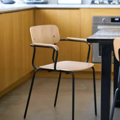 J182 Holmen Armlehnstuhl stapelbar