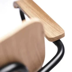 J182 Holmen Armlehnstuhl stapelbar