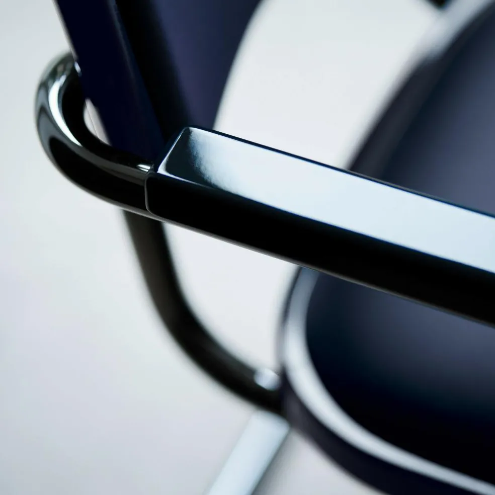 JS. THONET a personal Interpretation by Jil Sander S 64 P Serious Freischwinger Armlehnstuhl