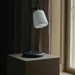 Material New Editions Tischleuchte Opalglas