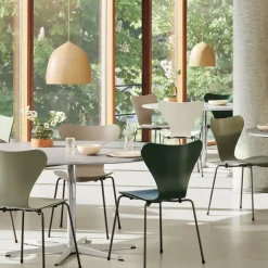 Serie 7™ Stuhl gefärbte Esche Gestell Warmes Graphit