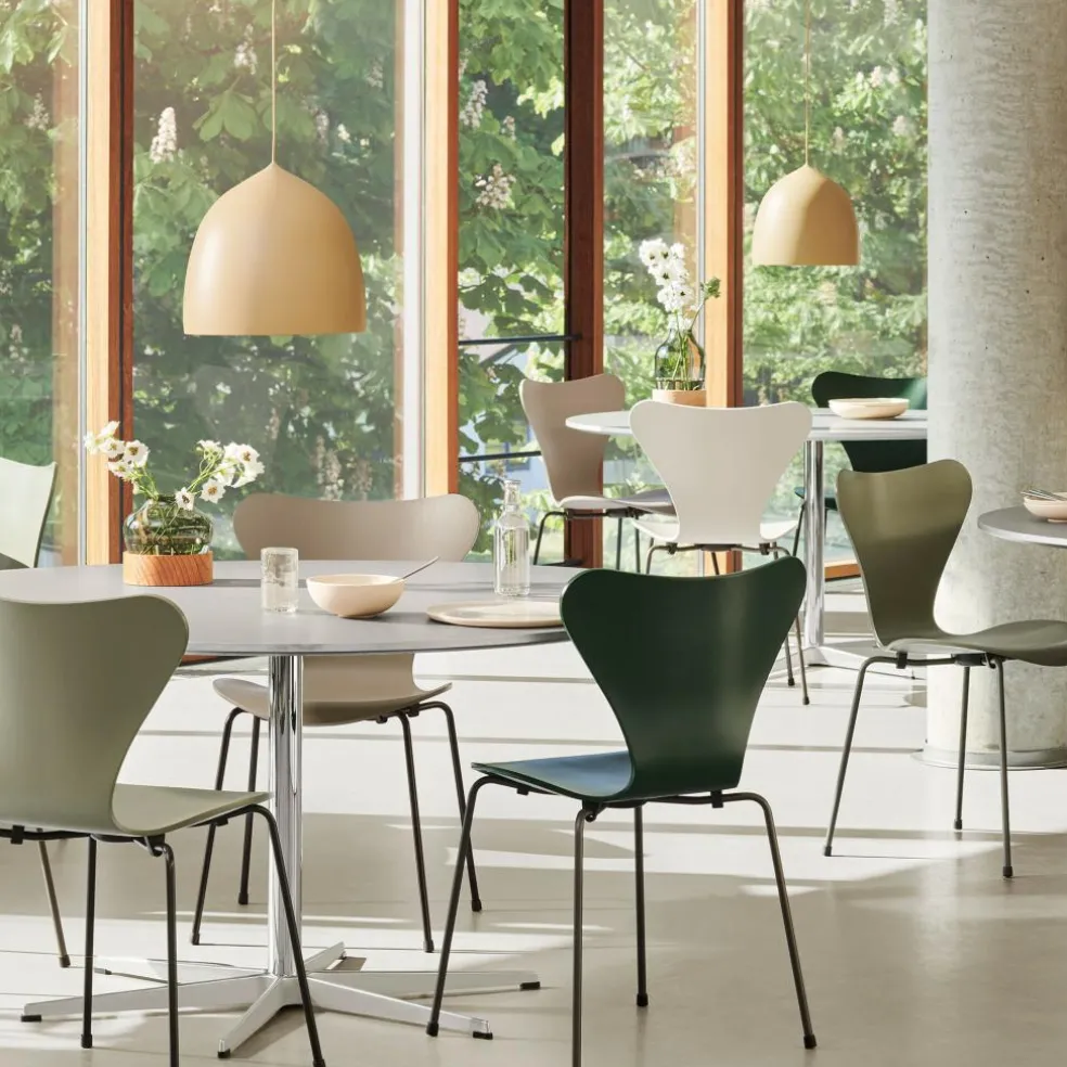 Serie 7™ Stuhl gefärbte Esche Gestell Warmes Graphit