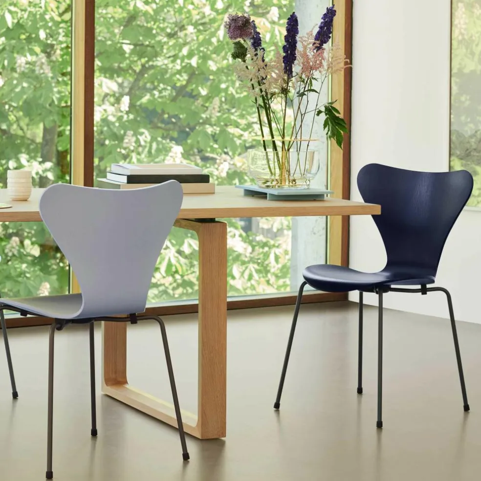 Serie 7™ Stuhl gefärbte Esche Gestell Warmes Graphit