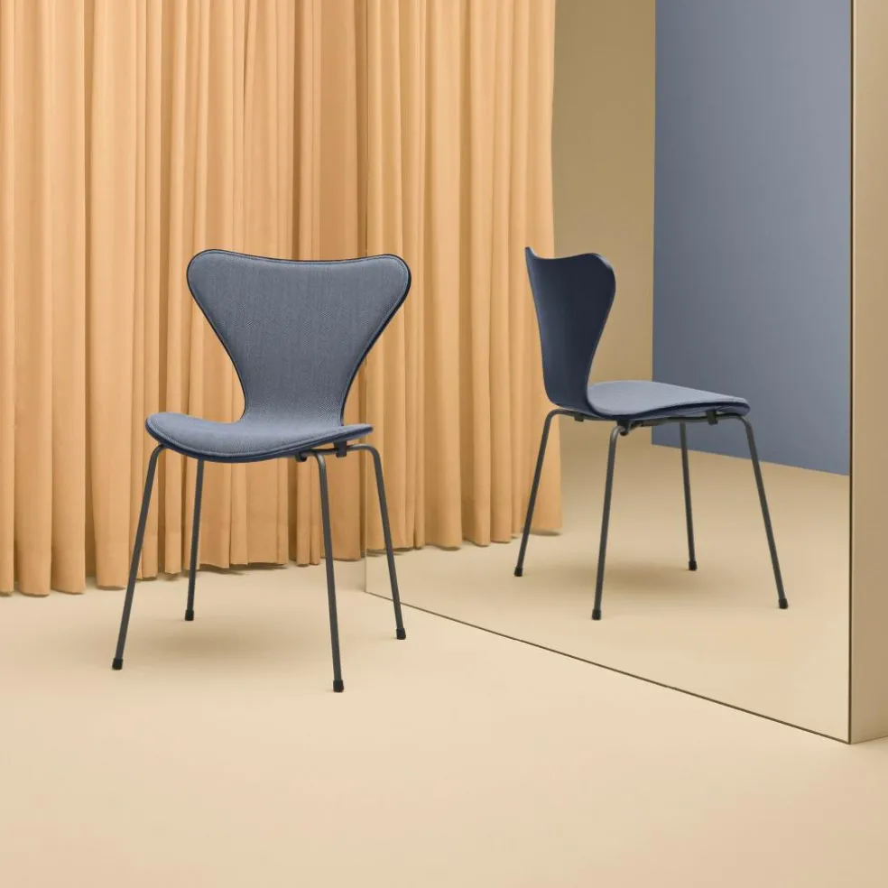 Serie 7 Stuhl Vorne gepolstert Warmes Graphit