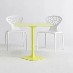 Supernatural Stuhl mit Löchern