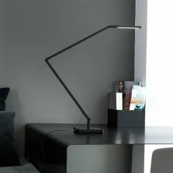 Untitled Linear LED Schreibtischleuchte mit Fuß