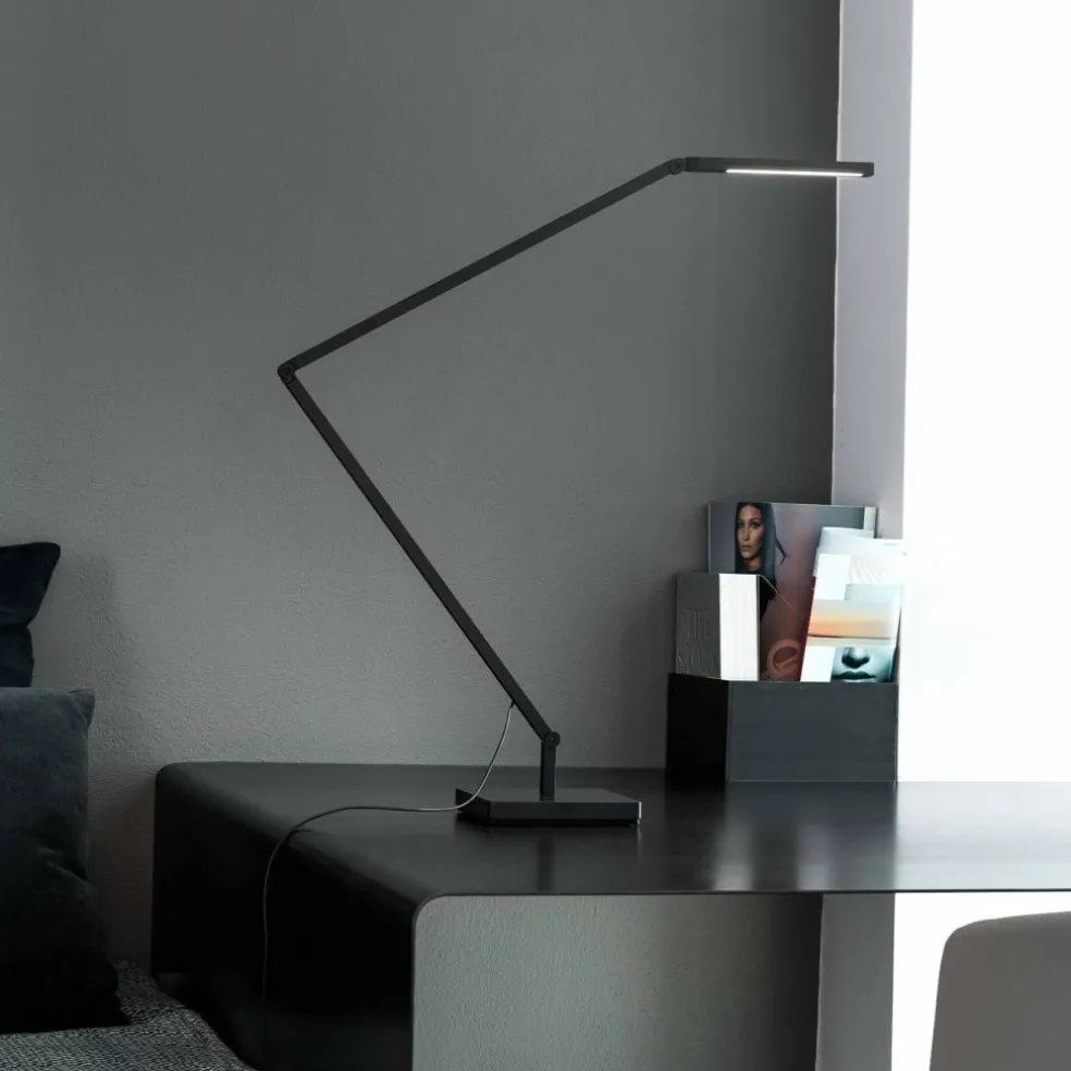 Untitled Linear LED Schreibtischleuchte mit Fuß