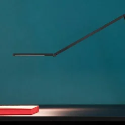 Untitled Linear LED Schreibtischleuchte mit Klemme